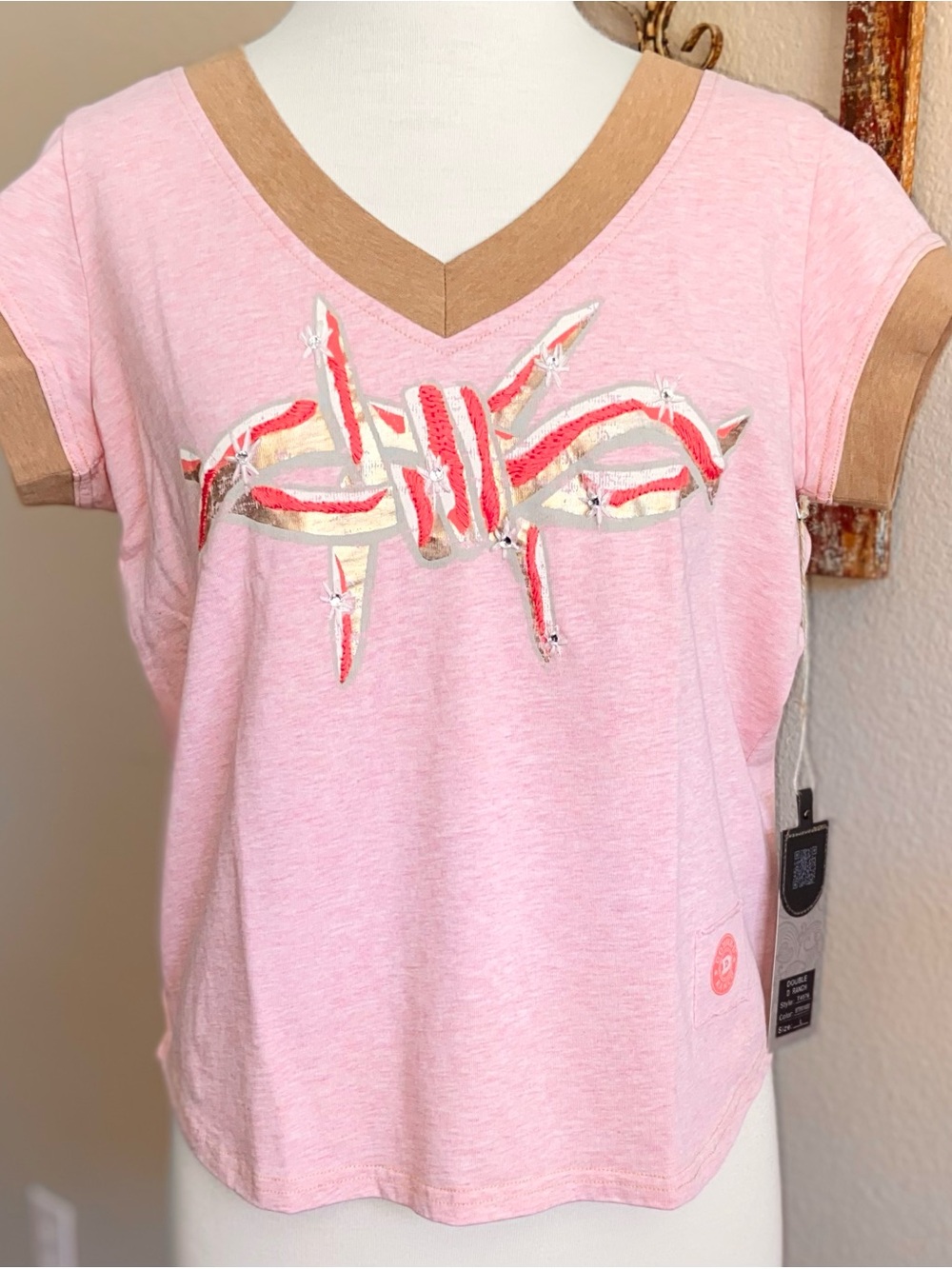 NWT - Double D Ranch "Razor Sharp"
Pink V-neck t-shirt - Rhinestones Embroidery - Picture 3 of 8